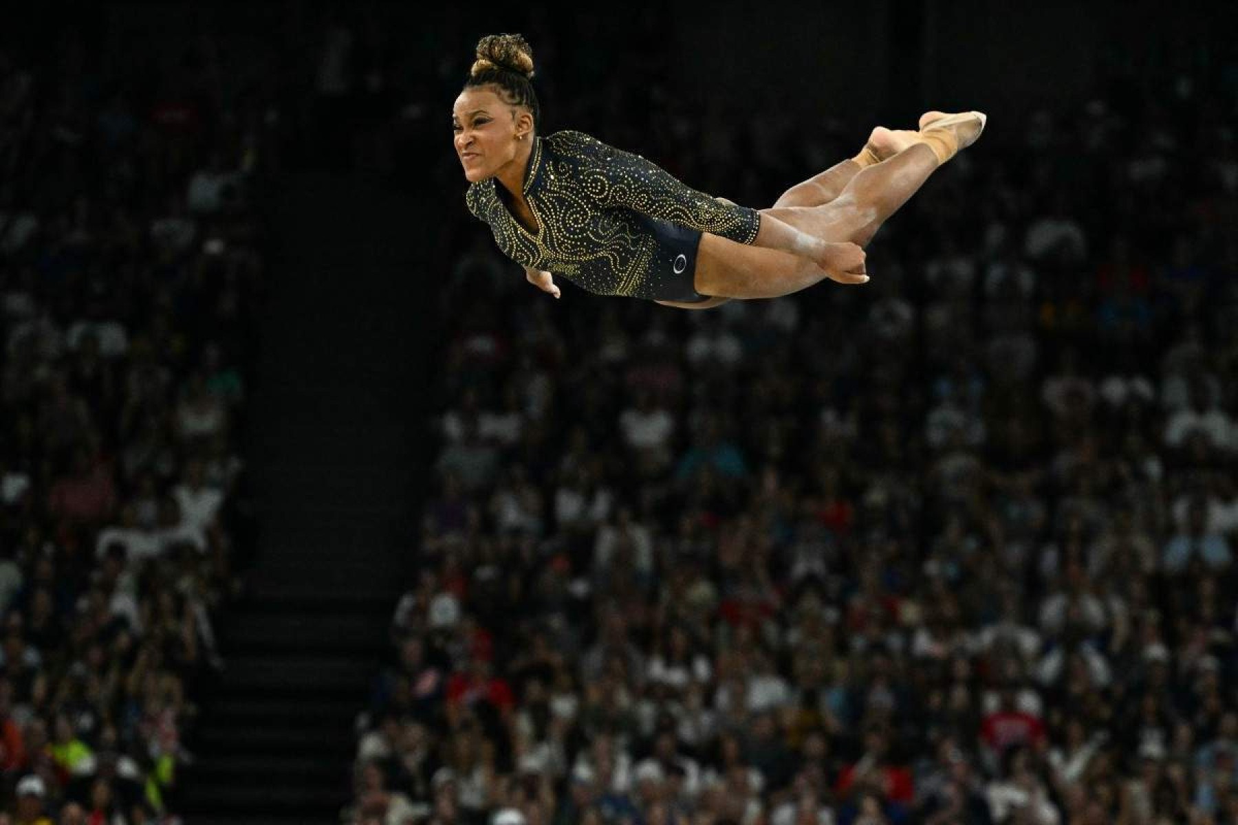  A brasileira Rebeca Andrade compete na prova de solo da final por equipes femininas de ginástica artística dos Jogos Olímpicos Paris 2024, na Arena Bercy, em Paris, no dia 30 de julho de 2024. 