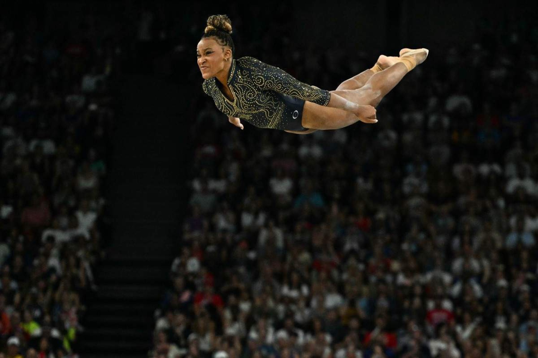 A brasileira Rebeca Andrade compete na prova de solo da final por equipes femininas de ginástica artística dos Jogos Olímpicos Paris 2024, na Arena Bercy, em Paris, no dia 30 de julho de 2024.