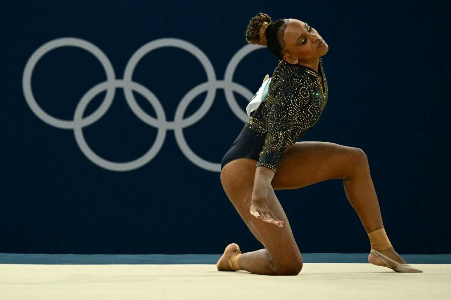  Brazils Rebeca Andrade competes in the floor exercise event of the artistic gymnastics womens team final during the Paris 2024 Olympic Games at the Bercy Arena in Paris, on July 30, 2024. (Photo by Loic VENANCE / AFP)       