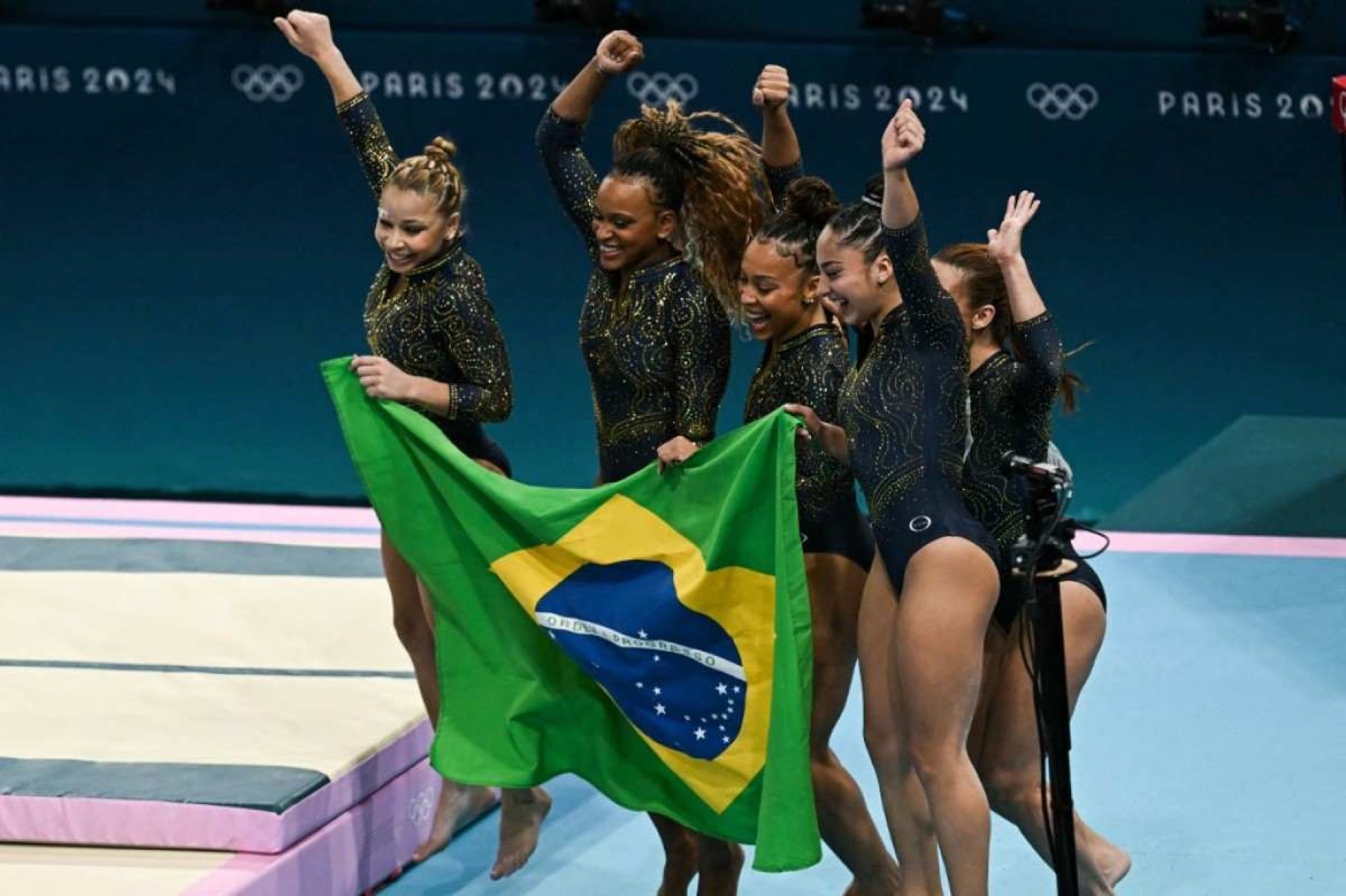  Brazils team celebrates as they finishes second-placed after the artistic gymnastics womens team final during the Paris 2024 Olympic Games at the Bercy Arena in Paris, on July 30, 2024. (Photo by Paul ELLIS / AFP)       