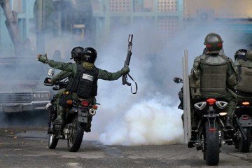  Members of the Bolivarian National Guard (GNB) riot squad ride amid tear gas at Chacao neighbourhood as opponents of Venezuelan President Nicolas Maduro take part in a demonstration, in Caracas on July 30, 2024. Venezuela braced for new demonstrations after four people died and dozens were injured when the authorities broke up protests against President Nicolas Maduro's claim of victory in the country's hotly disputed weekend election. (Photo by Yuri CORTEZ / AFP)
       -  (crédito:  AFP)
