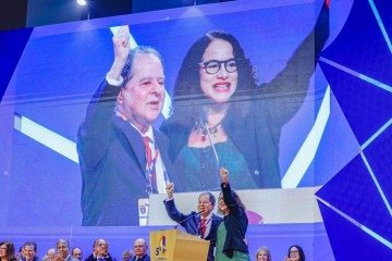 Com o secretário-geral da conferência, Sérgio Rezende, Luciana comemora a entrega do plano, que ainda turbinará o supercomputador brasileiro -  (crédito: Ricardo Stuckert/PR)