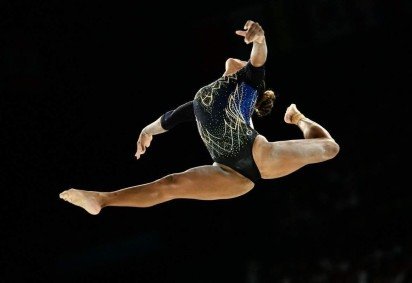 A brasileira Rebeca Andrade compete na trave de equilíbrio da qualificação feminina de ginástica artística durante os Jogos Olímpicos Paris 2024, na Arena Bercy, em Paris, no dia 28 de julho de 2024. -  (crédito: Loic VENANCE / AFP)