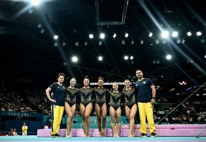  Brazil's Julia Soares (2ndL), Brazil's Lorrane Oliveira (3rdL), Brazil's Rebeca Andrade (C), Brazil's Flavia Saraiva (3rdR) and Brazil's Jade Barbosa (2ndR) pose with their coaches at the end of the artistic gymnastics women's qualification during the Paris 2024 Olympic Games at the Bercy Arena in Paris, on July 28, 2024. (Photo by Loic VENANCE / AFP)
       -  (crédito: Loic VENANCE / AFP     )