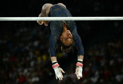  Brazil's Rebeca Andrade competes in the uneven bars event of the artistic gymnastics women's team final during the Paris 2024 Olympic Games at the Bercy Arena in Paris, on July 30, 2024. (Photo by Loic VENANCE / AFP)
       -  (crédito:  AFP)