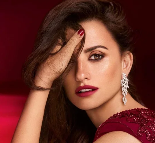 Em entrevista à revista Elle, daEspanha, a atriz Penélope Cruz revelou que ser mãe transformou sua perspectiva de vida e influenciou sua relação com a carreira artística.  -  (crédito: Reprodução/@penelopecruzoficial)