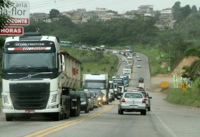 Saída de Belo Horizonte pela BR-381: gargalo tem trânsito recorrente -  (crédito: Edesio Ferreira/EM/D.A Press)