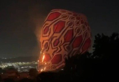 Um grande balão pegou fogo e caiu no Parque Ibirapuera, em São Paulo, em 28/7/2024. Por sorte, ninguém ficou ferido e o dano foi pequeno porque uma equipe de bombeiros civis da área verde agiu rapidamente quando o balão caiu na copa de uma árvore, evitando a propagação das chamas.  -  (crédito: Reprodução TV Globo)