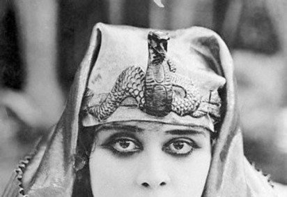 Nascida em 29 de julho de 1885, Theda Bara foi uma das atrizes mais populares e influentes do cinema mudo. Ela se tornou conhecida, principalmente, por interpretar Cleópatra, em um filme de 1917. -  (crédito: wikimedia commons Gordon Edwards)
