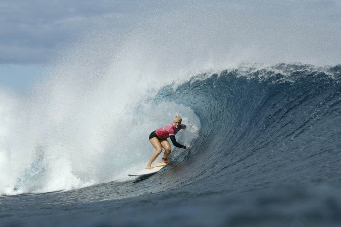 A brasileira Tatiana Weston-Webb entra no barril na 5ª bateria da 2ª rodada do surf feminino, durante os Jogos Olímpicos de Paris 2024, em Teahupo'o, na ilha do Taiti, na Polinésia Francesa, em 28 de julho de 2024. -  (crédito: Ben Thouard / POOL / AFP)