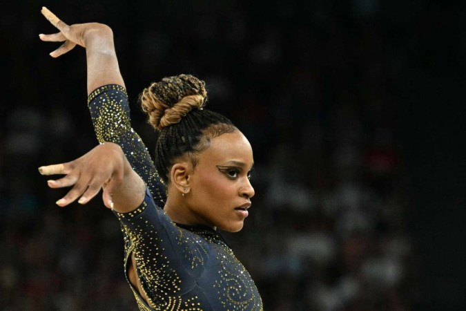 A brasileira Rebeca Andrade compete na prova de solo da final por equipes femininas de ginástica artística dos Jogos Olímpicos Paris 2024, na Arena Bercy, em Paris, no dia 30 de julho de 2024. -  (crédito: Lionel BONAVENTURE / AFP)