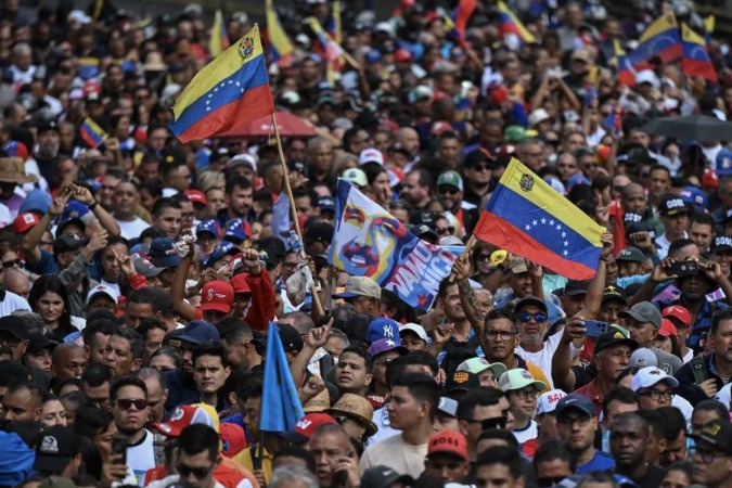     Apoiadores do presidente venezuelano Nicolás Maduro participam de um comício em direção ao palácio presidencial de Miraflores, em Caracas, em 30 de julho de 2024. A Venezuela se preparou para novas manifestações depois que quatro pessoas morreram e dezenas ficaram feridas na véspera, quando as autoridades interromperam os protestos contra o presidente Nicolás Maduro. reivindicação de vitória nas eleições altamente disputadas do fim de semana no país.  (Foto de RAUL ARBOLEDA/AFP)
      