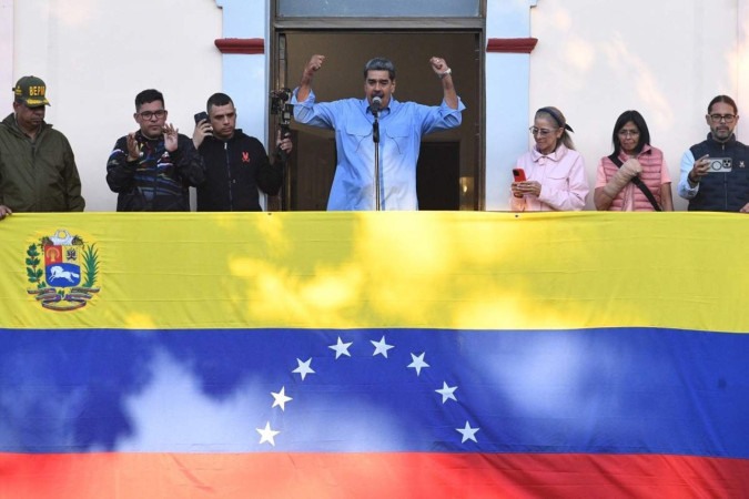 Da sacada do Palácio de Miraflores, o presidente discursa para eleitores, após receber 