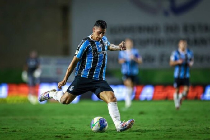  RS - FUTEBOL/CAMPEONATO BRASILEIRO 2024/GREMIO X BOTAFOGO  - ESPORTES - Lance da partida entre Gremio e Botafogo disputada na tarde deste domingo, no Estadio Kleber Andrade, em Vitoria, em partida valida pela Campeonato Brasileiro 2024. FOTO: LUCAS UEBEL/GREMIO FBPA
     -  (crédito:  Lucas Uebel/Gremio FBPA)