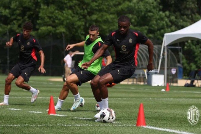 Jogadores do Milan durante treinamento da equipe -  (crédito: Foto: Divulgação / AC Milan)