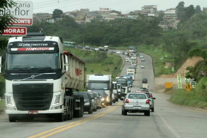 Saída de Belo Horizonte pela BR-381: gargalo tem trânsito recorrente -  (crédito: Edesio Ferreira/EM/D.A Press)