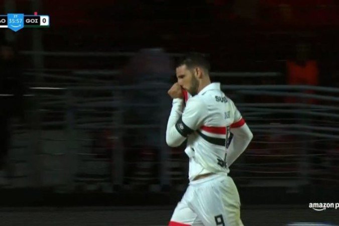 Calleri celebra o gol que marcou para o São Paulo, o segundo do time sobre o Goiás  -  (crédito: Foto: Reprodução/Amazon prime video)