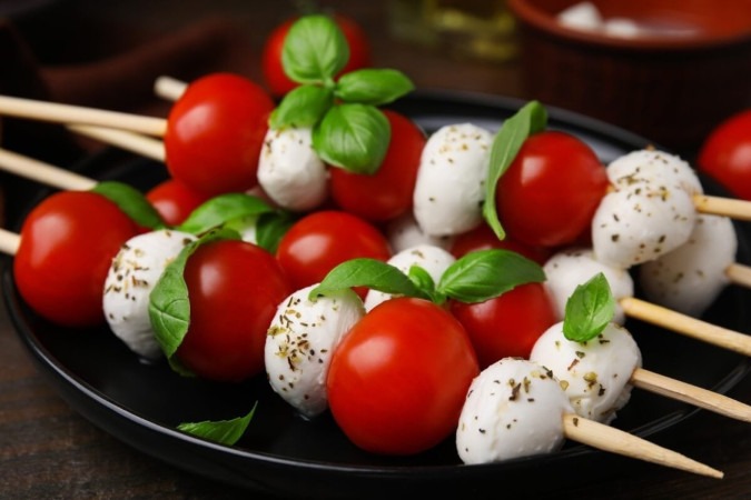 Espetinho caprese (Imagem: New Africa | Shutterstock)  -  (crédito: EdiCase)