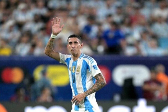  Argentina's forward #11 Angel Di Maria acknowledges supporters as he leaves the pitch after being substituted during the Conmebol 2024 Copa America tournament semi-final football match between Argentina and Canada at MetLife Stadium, in East Rutherford, New Jersey on July 9, 2024. (Photo by JUAN MABROMATA / AFP) (Photo by JUAN MABROMATA/AFP via Getty Images)
     -  (crédito:  AFP via Getty Images)