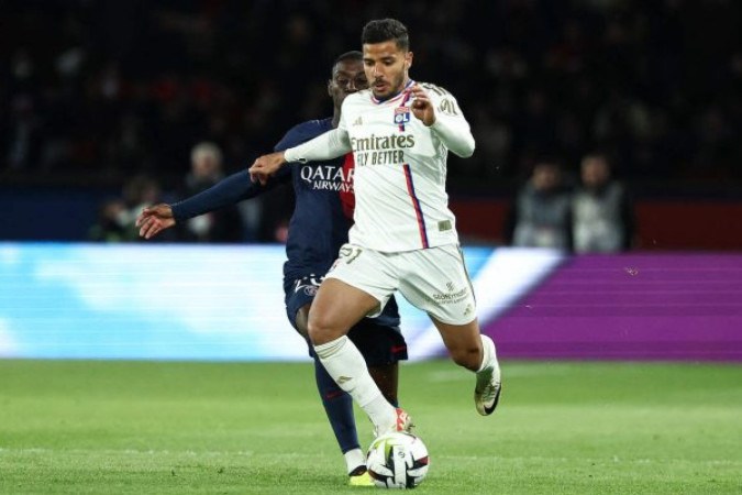 Henrique em ação com a camisa do Lyon antes de ficar livre no mercado  -  (crédito:  - Foto: Franck Fife/AFP via Getty Images)