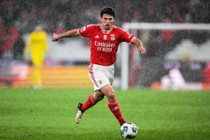 João Neves em ação com a camisa do Benfica, de Portugal - (crédito: - Foto: Patrícia de Melo Moreira/AFP via Getty Images) João Neves em ação com a camisa do Benfica, de Portugal - (crédito: - Foto: Patrícia de Melo Moreira/AFP via Getty Images)