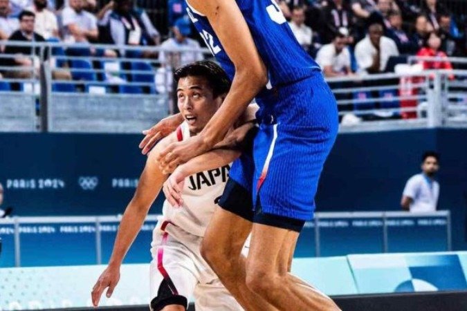 Davi x Golias? Diferença de tamanho entre Wembanyama e Togashi impressiona -  (crédito: Foto: Divulgação / FIBA)