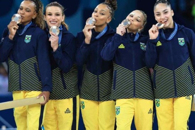 Quinteto brasileiro da ginástica feminina, formado por Rebeca Andrade, Jade Barbosa, Lorrane Oliveira, Flavia Saraiva e Julia Soares, conquistou medalha inédita na categoria -  (crédito: Ricardo Bufolin/CBG)