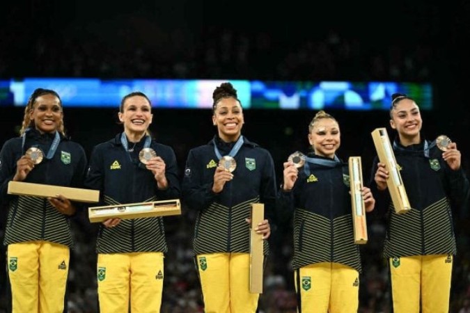 Rebeza, Jade, Lorrane, Flavinha (todas do Flamengo) e Julia Soares no pódio com suas medalhas de bronze -  (crédito:  Foto: Lionel Bonaventure/AFP via Getty Images)