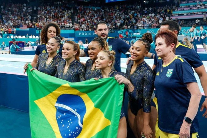 Equipe brasileira de ginástica artística celebra o bronze nas Olimpíadas de Paris 2024. As campeãs: Rebeca Andrade, Jade Barbosa, Lorrane Oliveira, Flávia Saraiva e Júlia Soares