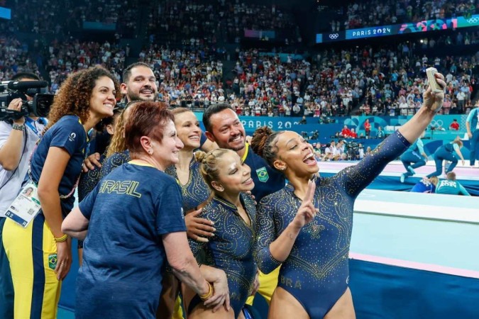 Equipe brasileira de ginástica artística celebra o bronze nas Olimpíadas de Paris 2024. As campeãs: Rebeca Andrade, Jade Barbosa, Lorrane Oliveira, Flávia Saraiva e Júlia Soares 