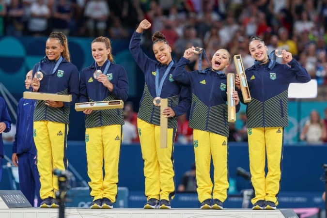 Equipe brasileira de ginstica artstica celebra o bronze no pdio das Olimpadas de Paris 2024. As campes: Rebeca Andrade, Jade Barbosa, Lorrane Oliveira, Flvia Saraiva e Jlia Soares