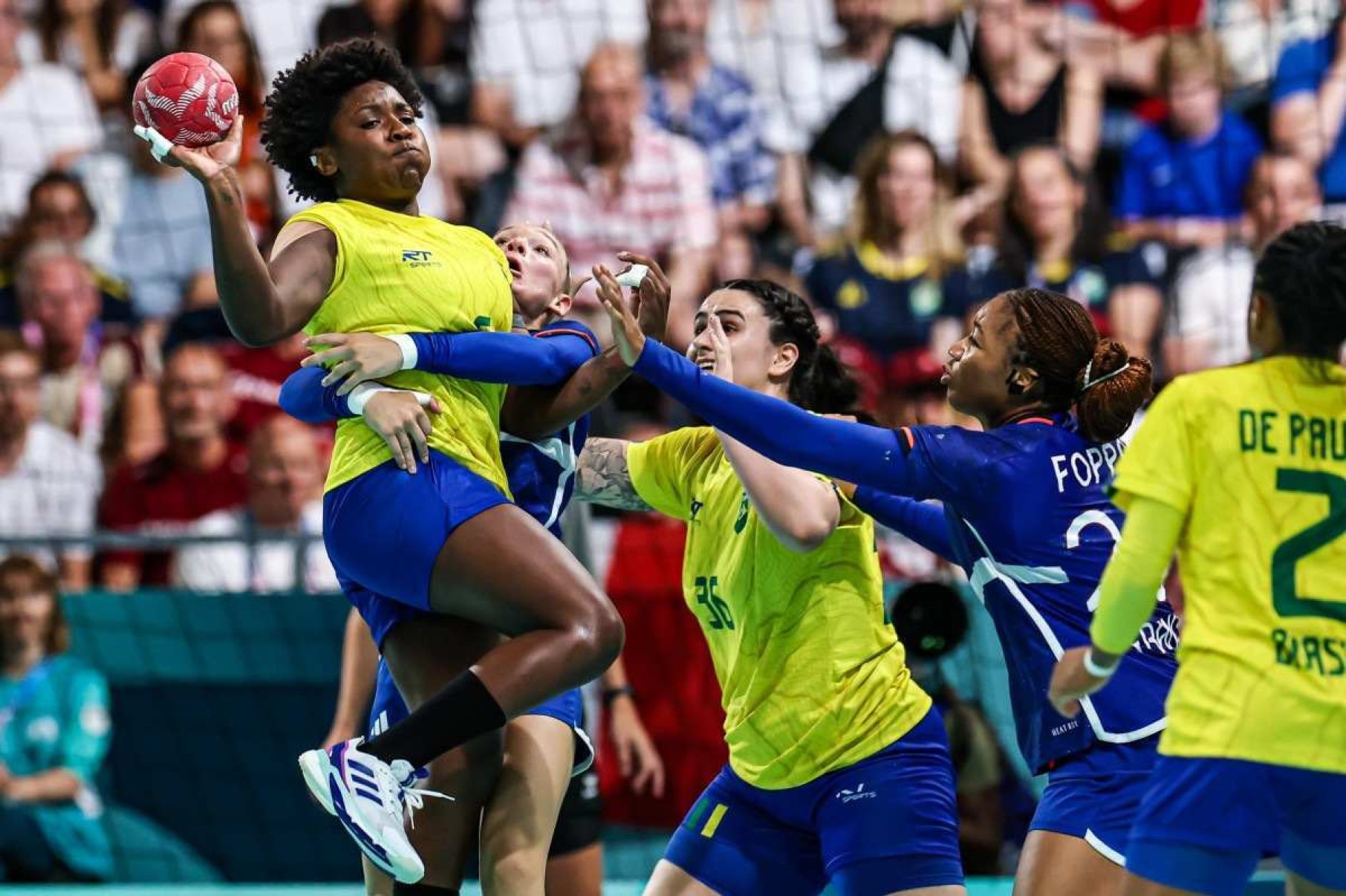 Torcida faz diferença e Brasil perde para a França no handebol