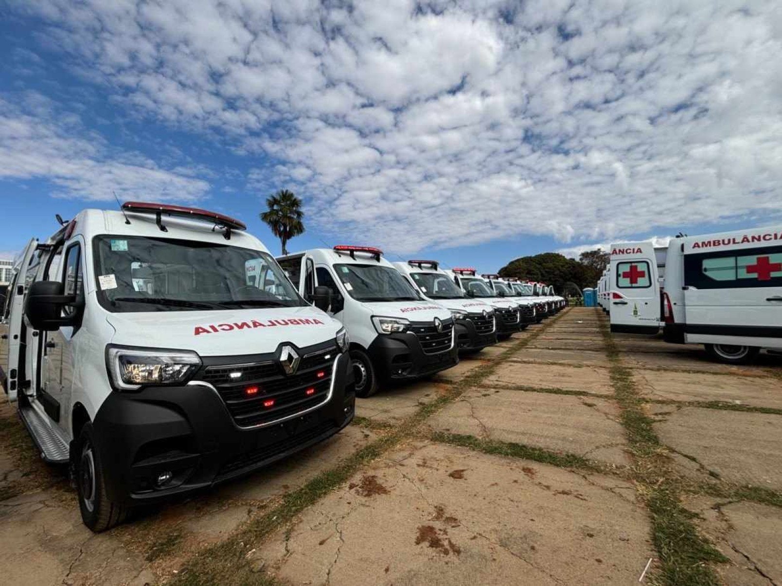 Rede pública de saúde do DF é reforçada com 30 novas ambulâncias