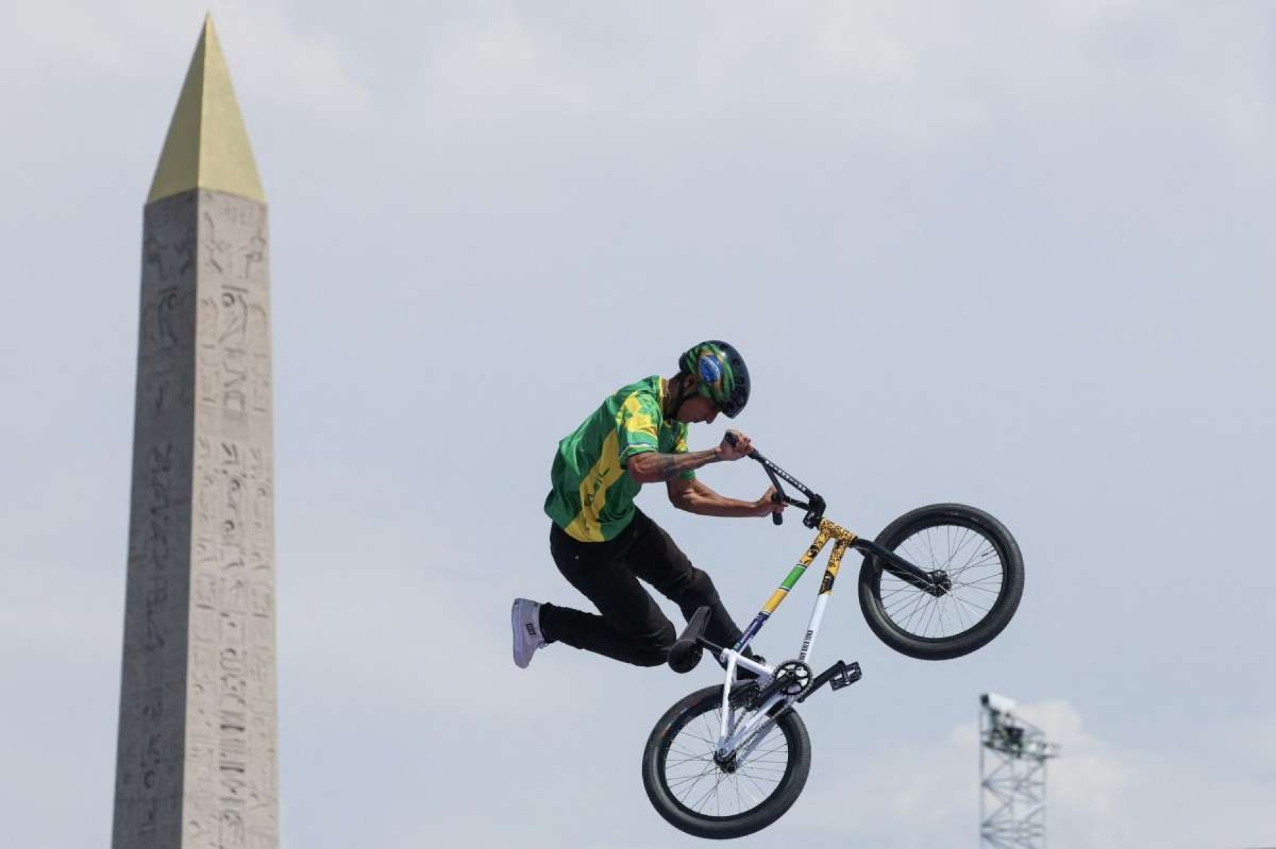 Gustavo Bala Loka fica em sexto na final do Ciclismo BMX Freesyle, em Paris