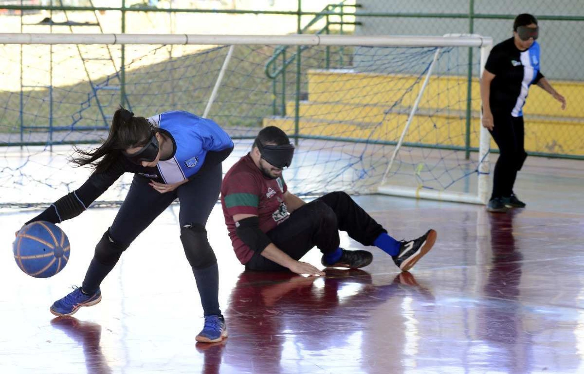 Ésio Júnior (C) se prepara para o campeonato brasileiro de goalball no COP de São Sebastião