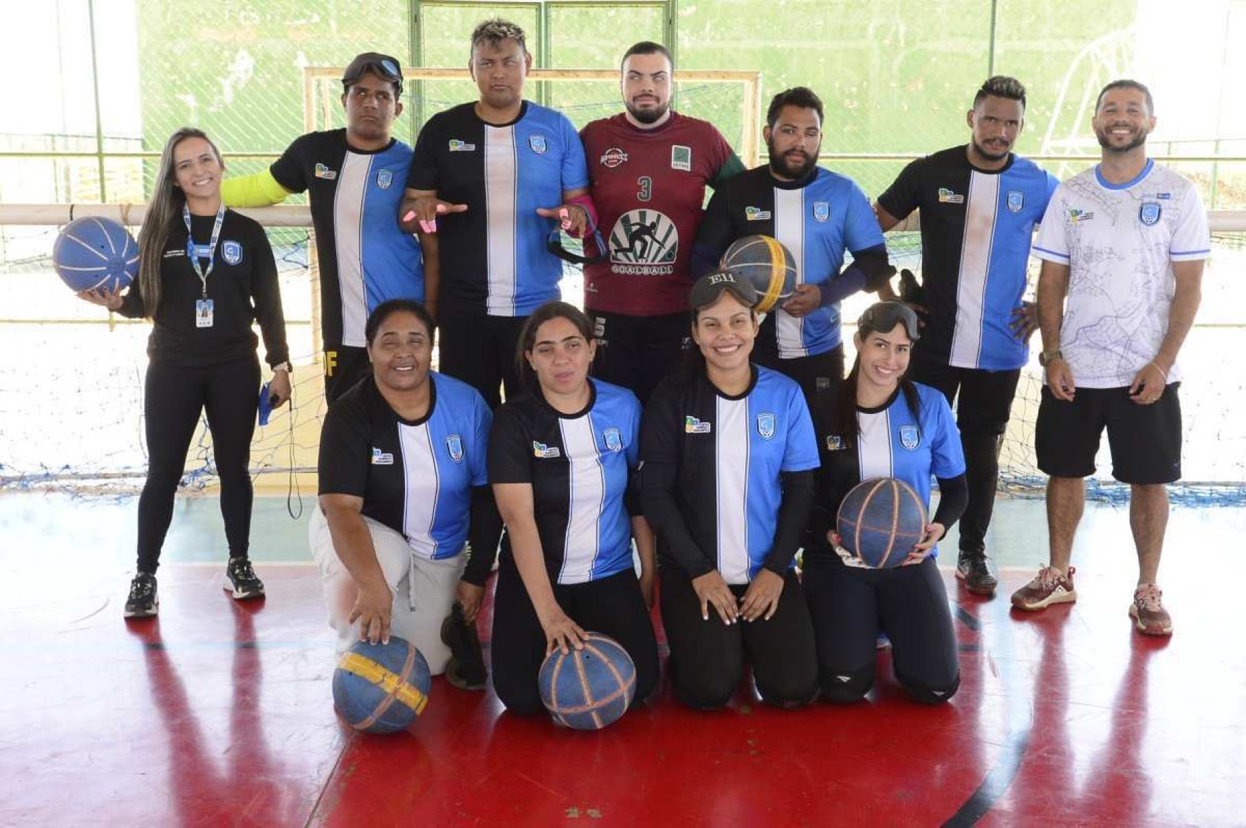 Ésio Júnior (C) se prepara para o campeonato brasileiro de goalball e diz que esse esporte mudou a vida dele