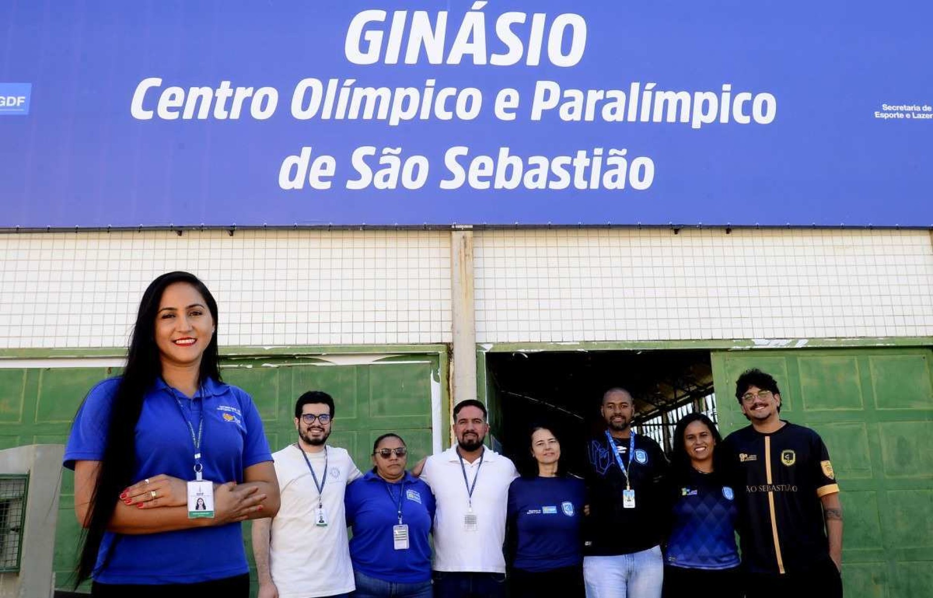 A diretora do COP de São Sebastião, Camila Meireles, com a equipe da unidade