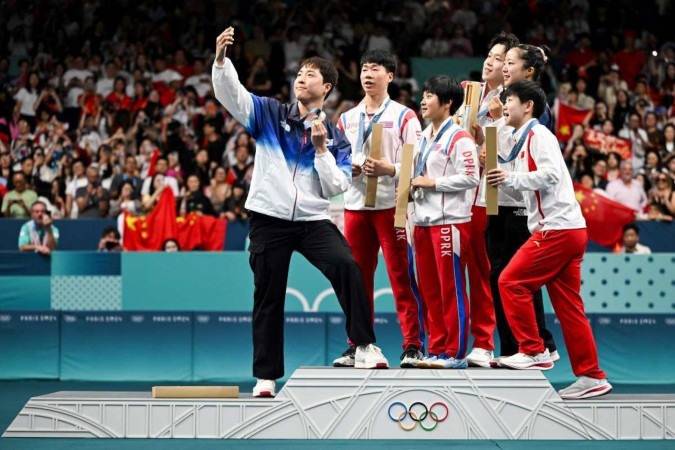 Atletas da China, Coreia do Sul e Coreia do Norte tiram selfie juntos -  (crédito: JUNG Yeon-je / AFP)