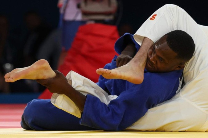 Rafael Macedo (branco) lutava contra o frânces Maxime-Gael Ngayap (azul) pela medalha de bronze do judô masculino -90kg -  (crédito: Jack GUEZ/AFP)