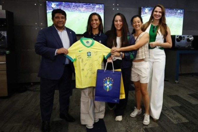 Rayssa Leal visita Seleção feminina em Paris -  (crédito: Foto: Rafael Ribeiro / CBF)