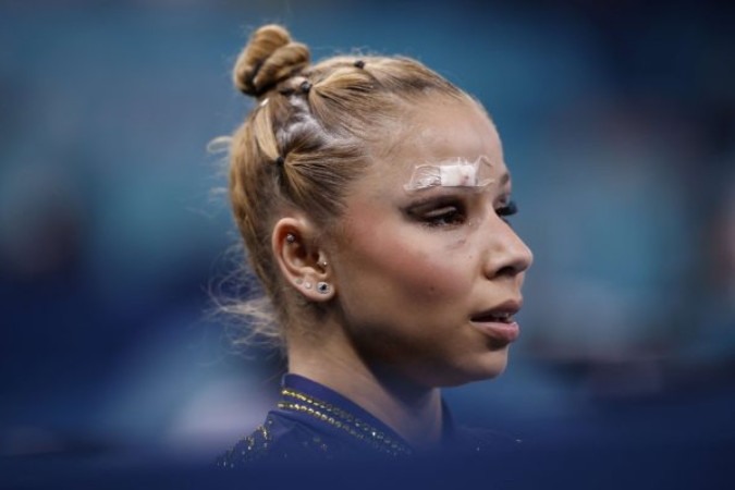 Flavia Saraiva com o curativa durante às disputas por equipes na ginástica -  (crédito: Foto: AFP via Getty Images)