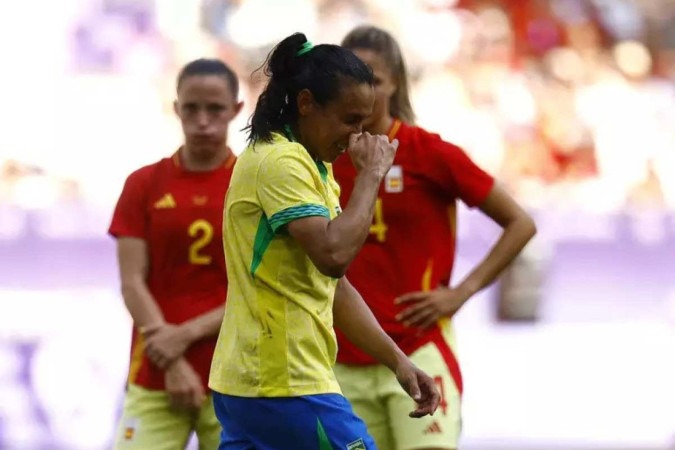 Marta acerta 'voadora' em espanhola no jogo das quartas de final, foi expulsa e deixou o campo chorando
 -  (crédito:  Susana Vera/AFP)