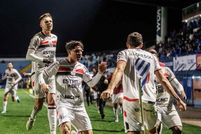 Jogadores do Botafogo-SP comemoram gol de empate aos 52 minutos - -  (crédito: Foto: Leo Piva/Agência Botafogo/Divulgação)