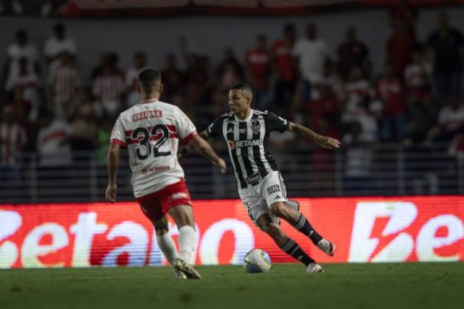 Jogadores de CRB e Atlético-MG em disputa de bola no estádio Rei Pelé  -  (crédito: Foto: Pedro Souza / Atlético)