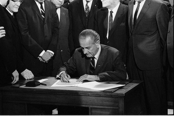 Johnson enfrentava o descontentamento de muitos americanos com a Guerra do Vietnã. Na foto, manifestantes em frente à Casa Branca em janeiro de 1968 -  (crédito: Library of Congress)