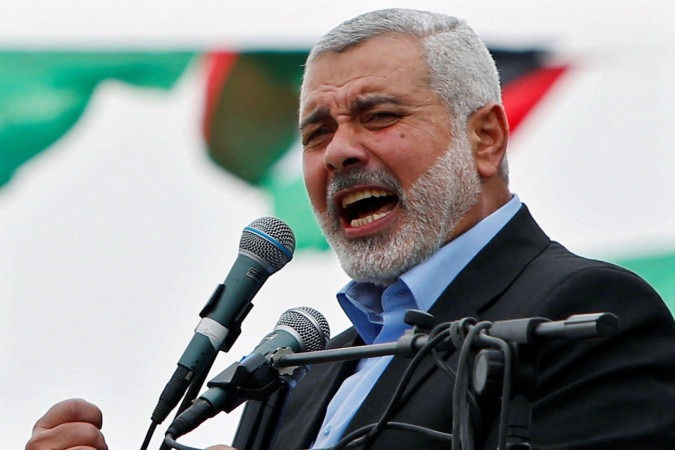 No centro da imagem, Ismail Haniyeh aparece cercado por políticos iranianos no parlamento iraniano em Teerã, Irã, em 30 de julho de 2024 -  (crédito: ABEDIN TAHERKENAREH/EPA-EFE/REX/Shutterstock)