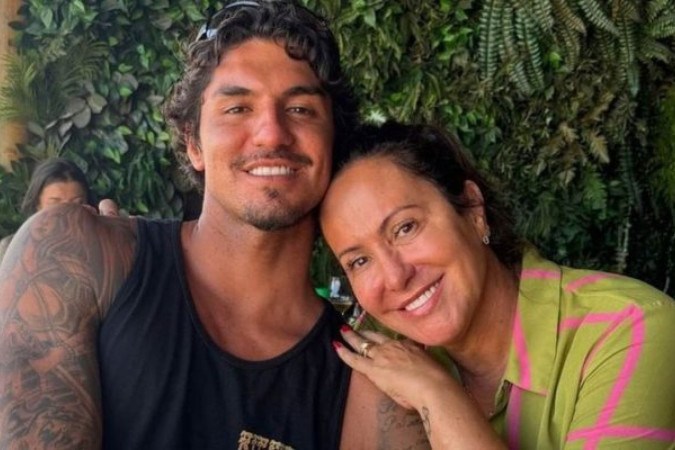 Gabriel Medina celebra avanço para as quartas de final do surfe na Olimpíada de Paris com maior nota da história da modalidade -  (crédito: Foto: Jerome Brouillet/AFP via Getty Images)