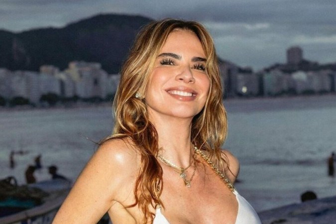 Luciana Gimenez posa de biquíni enquanto admira paisagens da Grécia -  (crédito: Observatorio dos Famosos)