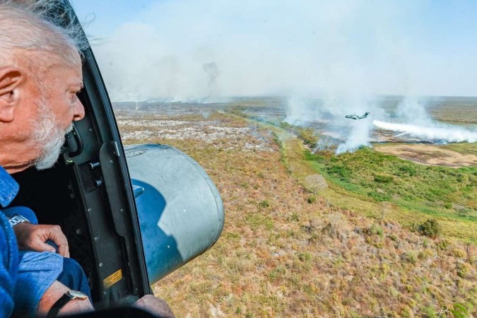 O presidente Lula, em Corumbá, sobrevoou áreas com queimadas no Pantanal do Mato Grosso do Sul. O bioma sofre com seca histórica     -  (crédito: Ricardo Stuckert)