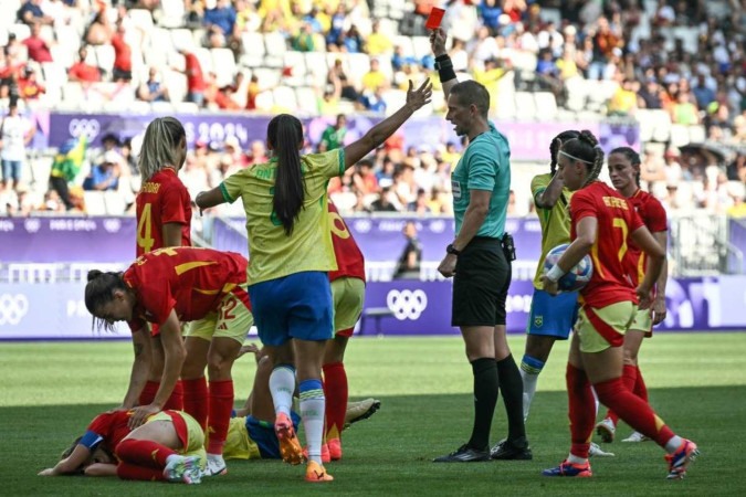 O árbitro norueguês Espen Eskas mostra cartão vermelho para a atacante brasileira Marta durante a partida de futebol feminino do grupo C entre Brasil e Espanha       -  (crédito: PHILIPPE LOPEZ / AFP)